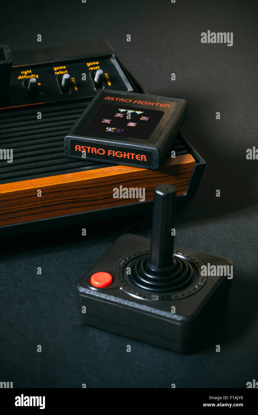 La Console de jeux vidéo des années 70, Atari 2600 avec cartouche de jeu et joystick. Stigmatiser a été supprimée et la cartouche de jeu est d'un personnage de jeu. Banque D'Images