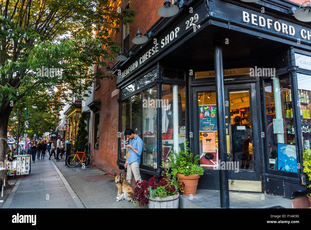 New York City, États-Unis, Street Scenes, Neighborhood Food, Dairy Store Front à Brooklyn, Bedford Cheese Shop, magasins d'avant-boutique d'époque Banque D'Images