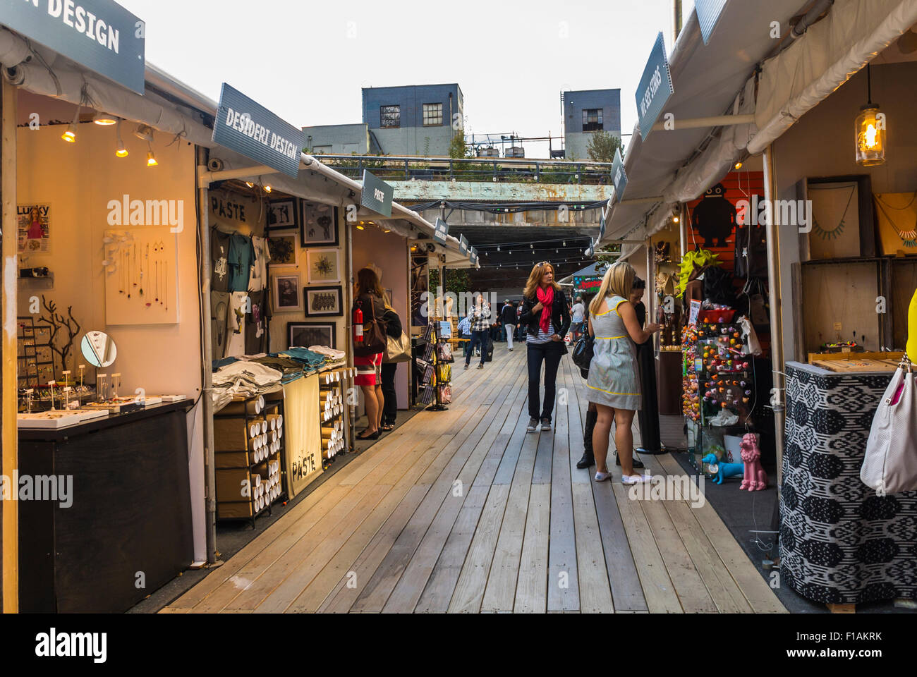 New York City, USA, les femmes Shopping, des scènes de rue, en plein air, Meat Packing District 'une mode et Food Market' Banque D'Images