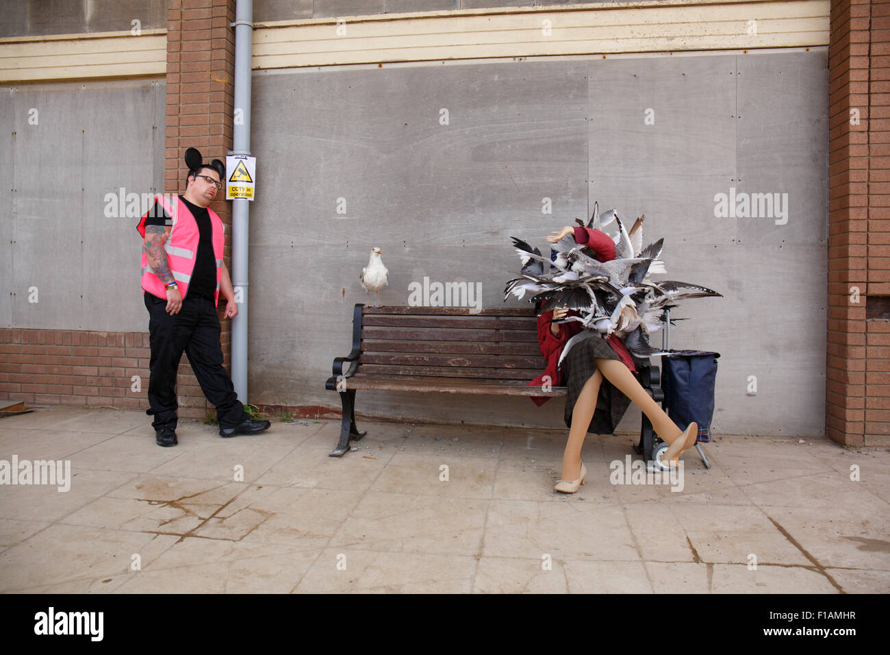 Femme Dismaland ont attaqué par les mouettes comme un employé du parc donne sur Banque D'Images