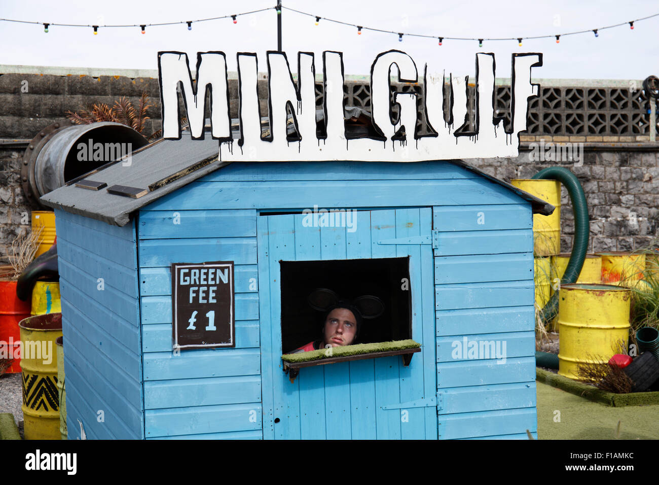 L'Dismaland Banksy - sombre employé au mini golf wc séparés Banque D'Images