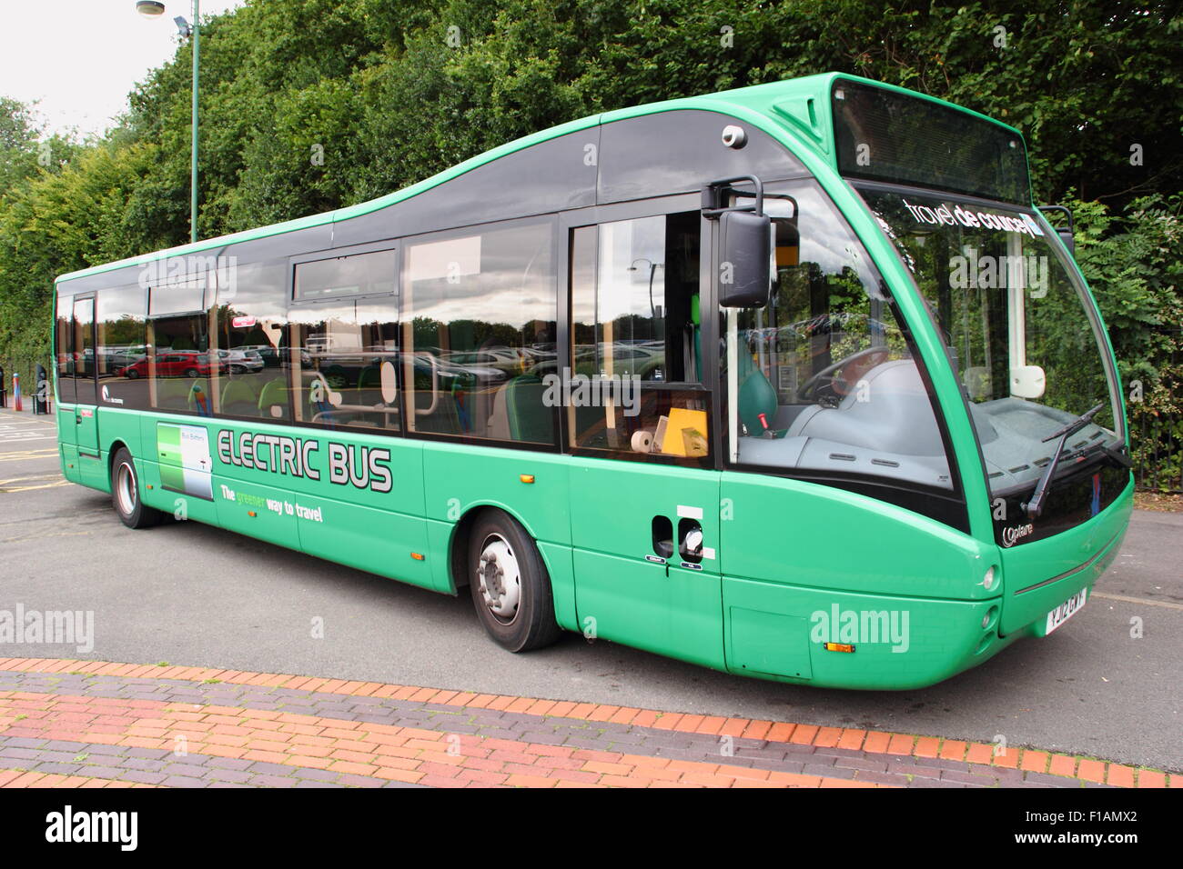 Un bus électrique fonctionnant comme un service de parc-o-bus, s'arrête pour la charge dans le War Memorial Park à Coventry, Angleterre Banque D'Images