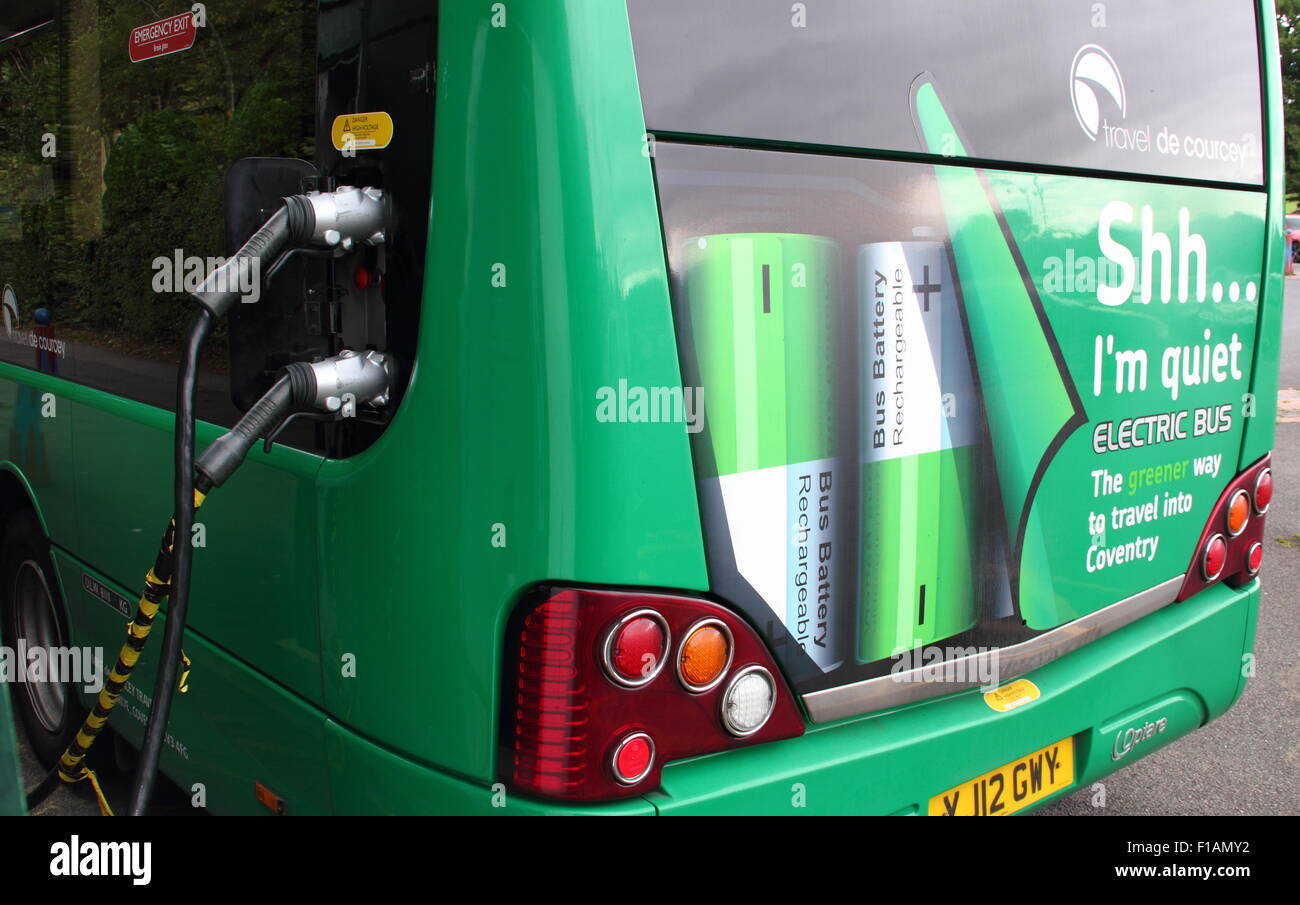 Un bus électrique fonctionnant comme un service de parc-o-bus, s'arrête pour la charge dans le War Memorial Park à Coventry, Angleterre Banque D'Images