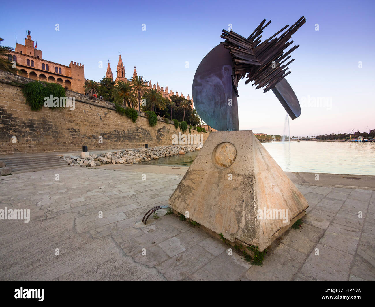 Espagne, Majorque, Palma, la sculpture par Enrique Brogilla près de la Seu cathedral et palais de Almudaina Banque D'Images