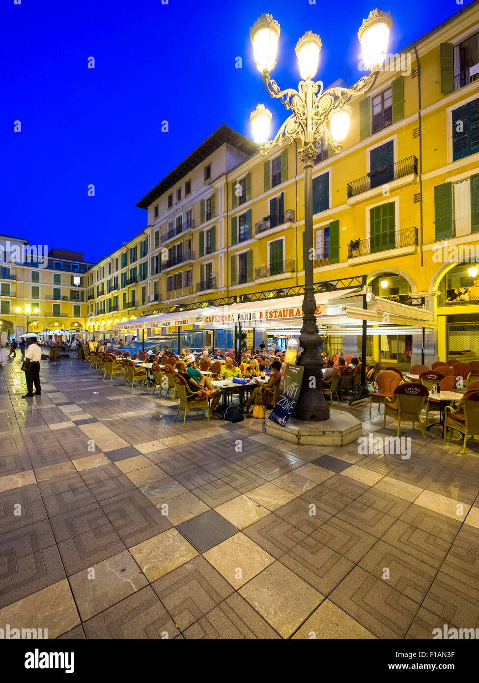 Espagne, Majorque, Palma de Mallorca, Placa Major à heure bleue Banque D'Images