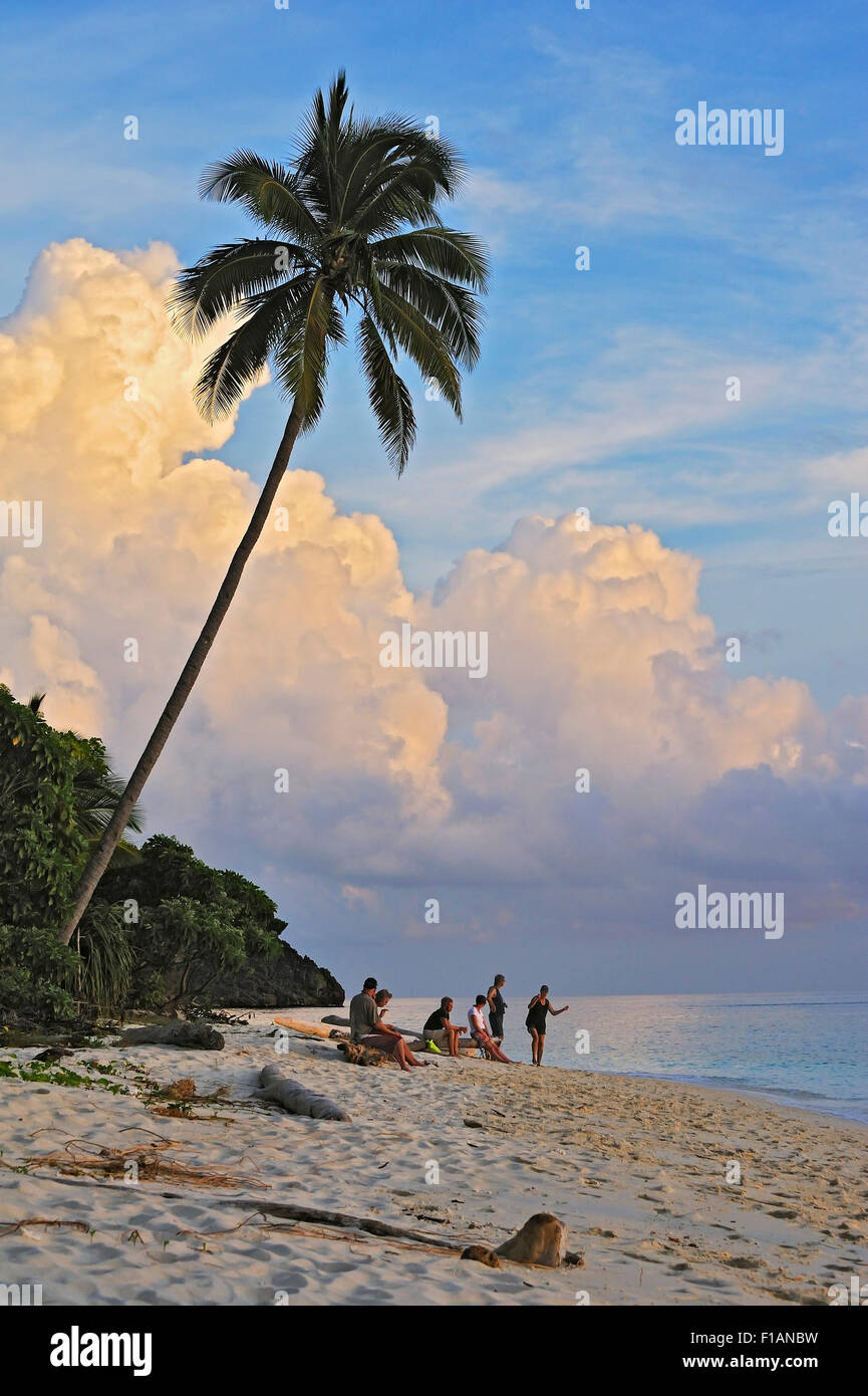 L'Asie, l'Indonésie, la Papouasie occidentale, Raja Ampat Islands, les touristes à la plage Banque D'Images