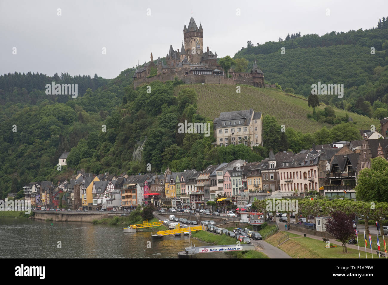 Ob-ville de Cochem Moselle avec Imperial château Reichsburg Cochem sur colline, Allemagne Banque D'Images