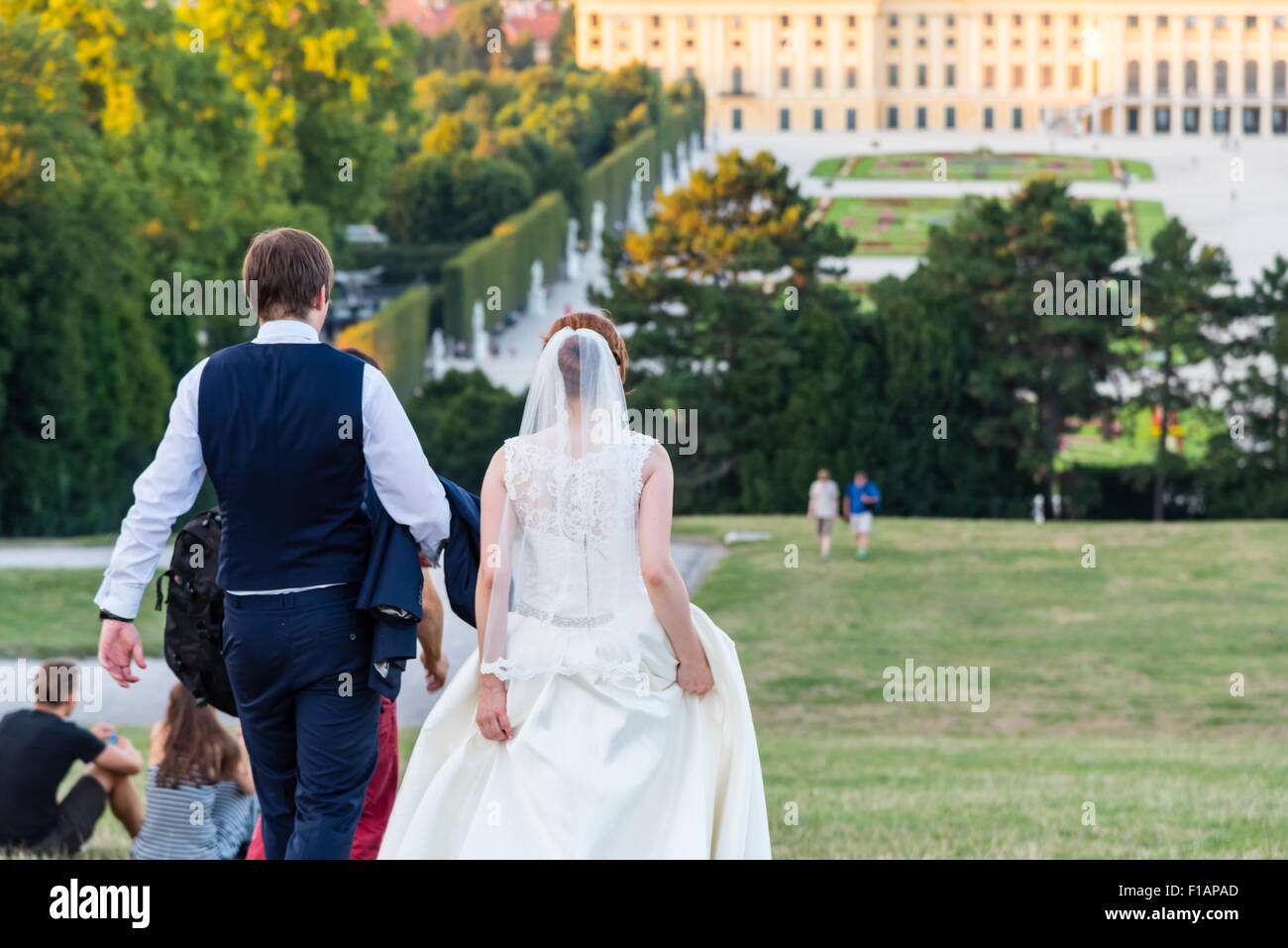 Mariée et le marié en face du château de Schönbrunn, Autriche Banque D'Images