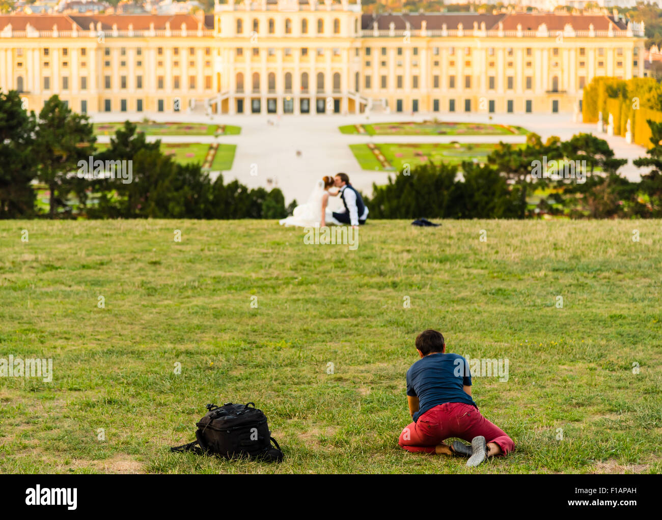 Photographe faire un shoot photo d'un couple devant le château de Schönbrunn à Vienne Banque D'Images