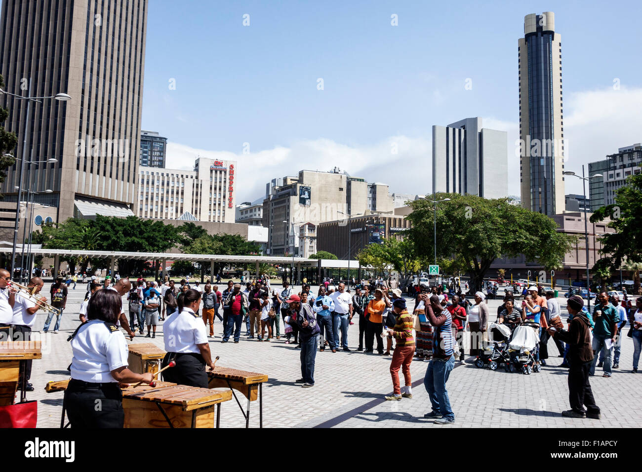 Cape Town Afrique du Sud,Africain,City Centre,centre,Adderley Street,Navy Band,musiciens,jouer,concert gratuit,ville Skyline,bâtiments,banc Banque D'Images