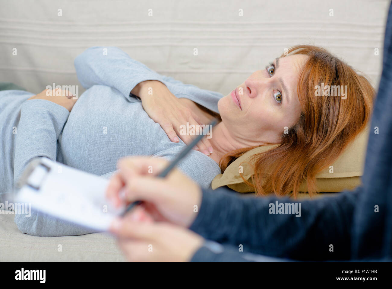 Femme parlant à son thérapeute Banque D'Images