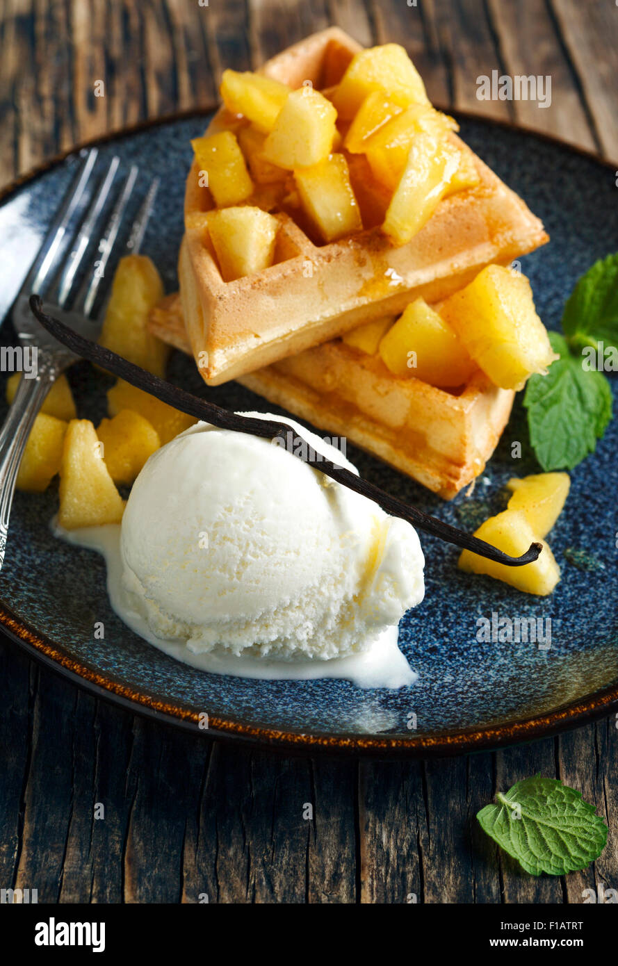 Gaufres Belges avec pommes caramélisées et miel Banque D'Images
