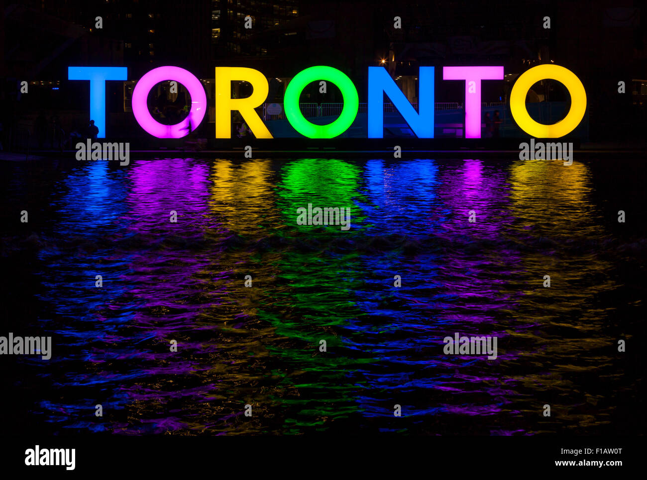 Un logo multicolore 'Toronto' au Nathan Phillips Square, Toronto, Ontario, Canada. Banque D'Images