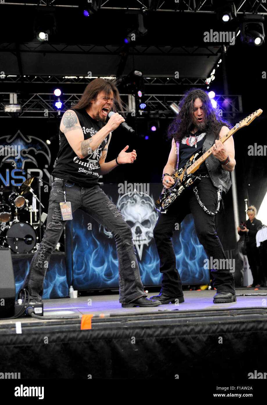 Todd La Torre de Queensryche performing on stage au Monster Energy 2015 Carolina rébellion à Charlotte, Caroline du Nord. Banque D'Images Todd La Torre de Queensryche performing on stage au Monster Energy 2015 Carolina rébellion à Charlotte, Caroline du Nord. Banque D'Images