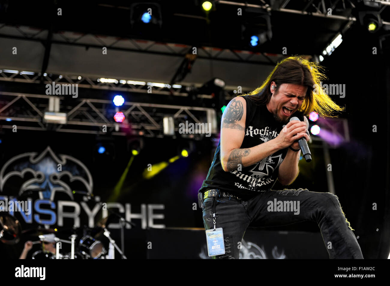 Todd La Torre de Queensryche performing on stage au Monster Energy 2015 Carolina rébellion à Charlotte, Caroline du Nord. Banque D'Images Todd La Torre de Queensryche performing on stage au Monster Energy 2015 Carolina rébellion à Charlotte, Caroline du Nord. Banque D'Images