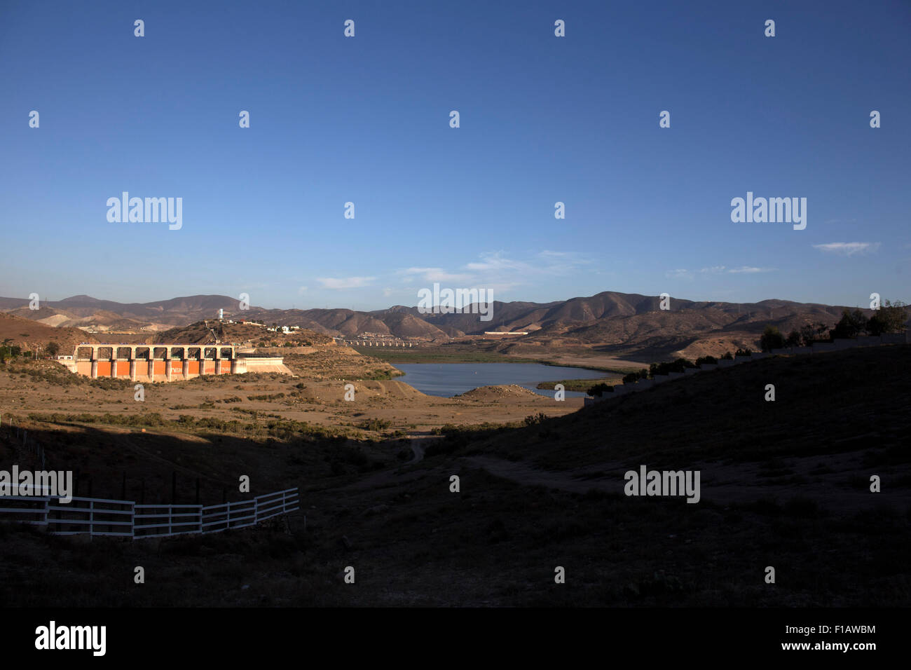 Tijuana. Août 18, 2015. Image prise le 18 août 2015, montre la vue à sec de l'Abelardo L. Rodriguez barrage dans la ville de Tijuana, au nord-ouest du Mexique. L'état de Baja California du pays, en particulier les municipalités de Tijuana, Playas de Rosario et d'Ensenada, a connu une grave sécheresse. © Guillermo Arias/Xinhua/Alamy Live News Banque D'Images