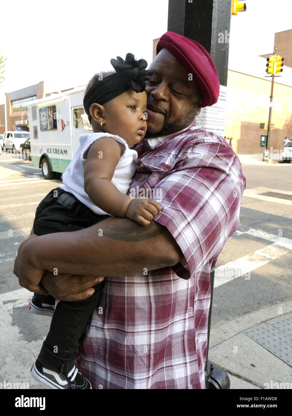 L'homme et 6 mois du petite-fille dans la section de Bedford Stuyvesant à Brooklyn, New York, 2015. Banque D'Images
