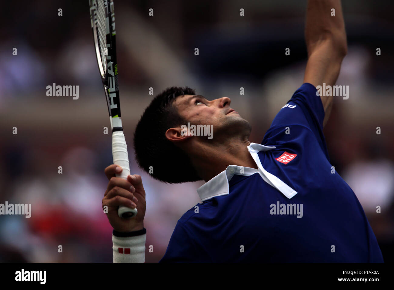 New York, USA. Août 31, 2015. Numéro un, Novak Djokovic, qui servent en première ronde contre Joao Souza du Brésil le lundi 31 août, à l'US Open à Flushing Meadows, New York. Crédit : Adam Stoltman/Alamy Live News Banque D'Images