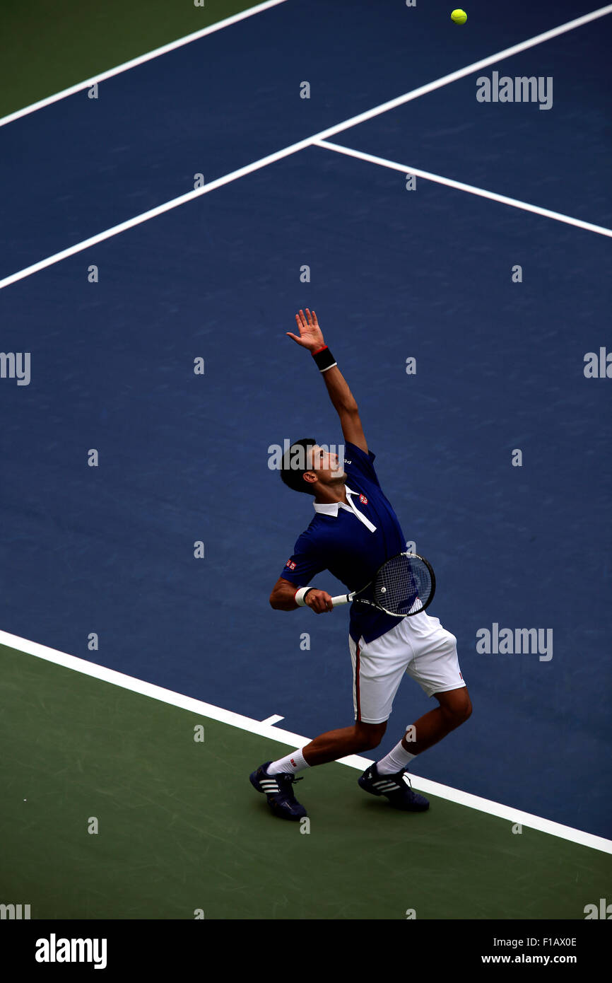 New York, USA. Août 31, 2015. Numéro un, Novak Djokovic, qui servent en première ronde contre Joao Souza du Brésil le lundi 31 août, à l'US Open à Flushing Meadows, Crédit : Adam Stoltman/Alamy Live News Banque D'Images