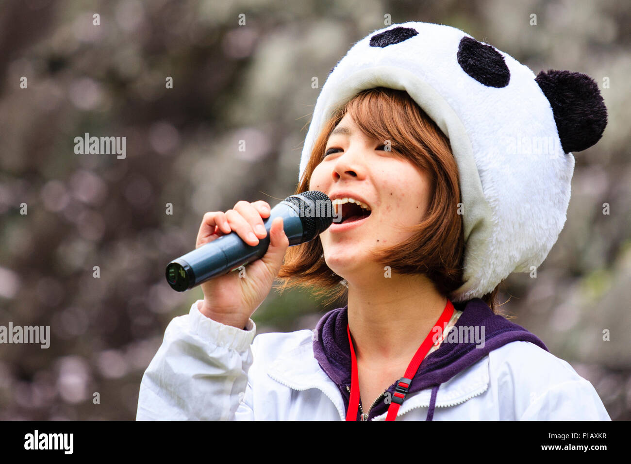 Kumamoto, Japon, Festival Danse Yosakoi Hinokuni. Annonceur fille avec panda hat à parler dans le microphone. Close up, la tête et les épaules. Banque D'Images