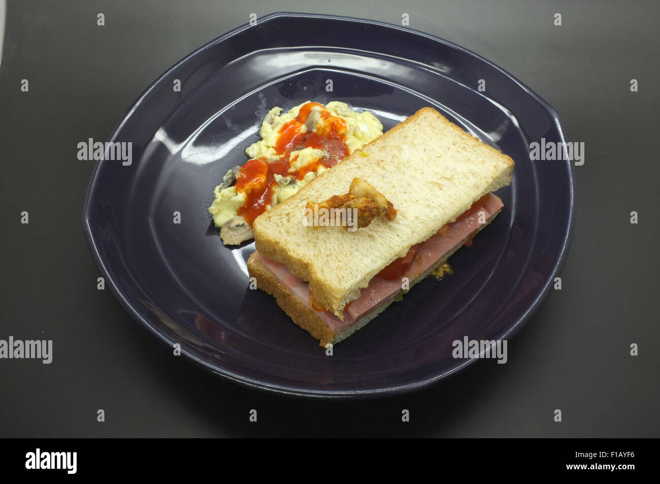 Sandwich au jambon et à la tomate avec des œufs brouillés Banque D'Images