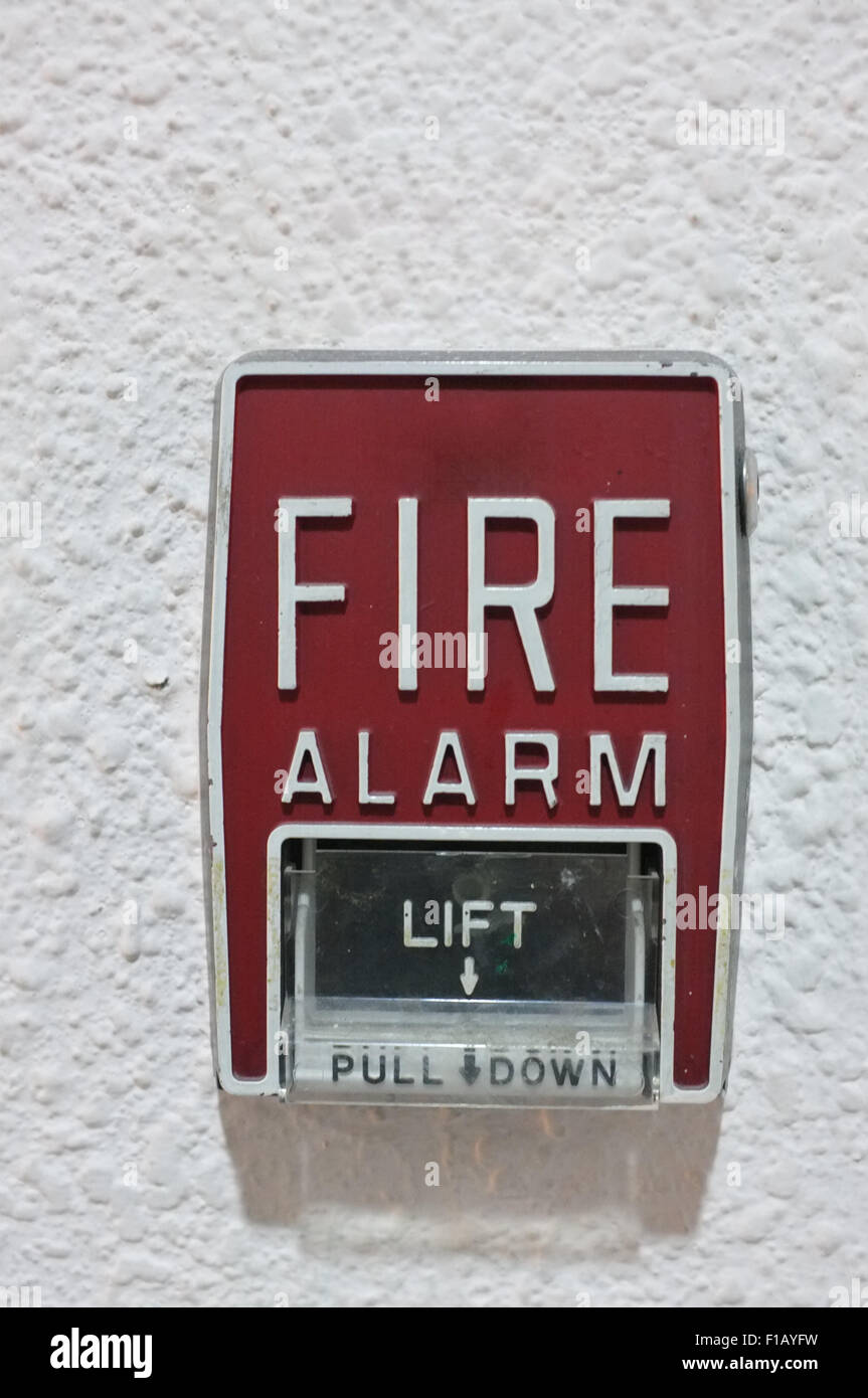 Sur le mur blanc d'alarme incendie Banque D'Images