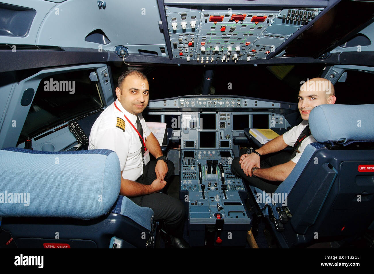 15 octobre 2014 - L'émirat de Sharjah, Emirats Arabes Unis - Pilotes Airbus A-320 dans le cockpit, Sharjah, Sharjah (émirat), EAU (crédit Image : © Andrey Nekrasov/ZUMA/ZUMAPRESS.com) fil Banque D'Images