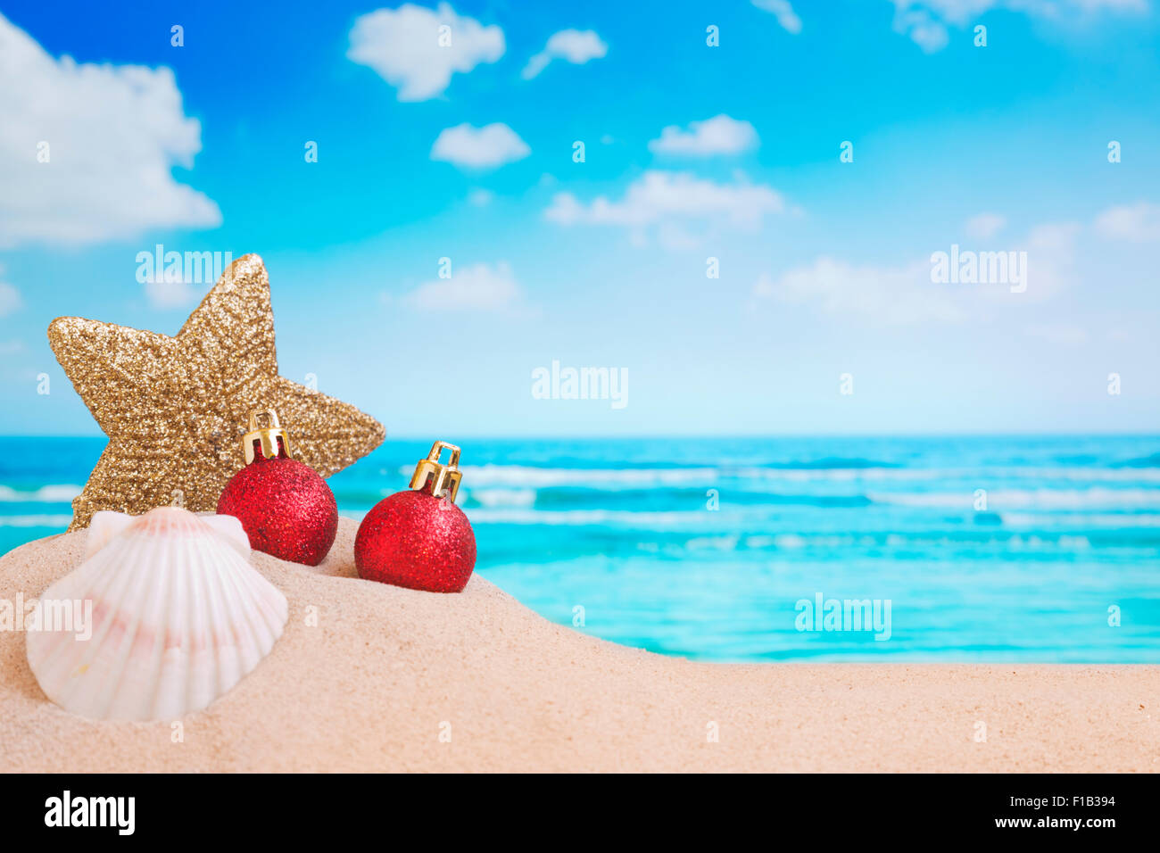 Décorations de Noël et de Noël dans le sable d'une plage sur une journée ensoleillée. Banque D'Images