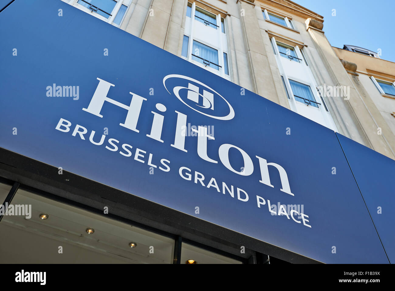 Le logo au-dessus de l'entrée principale de l'hôtel Hilton Hotel Grand Place à Bruxelles le 29 août 201 Banque D'Images