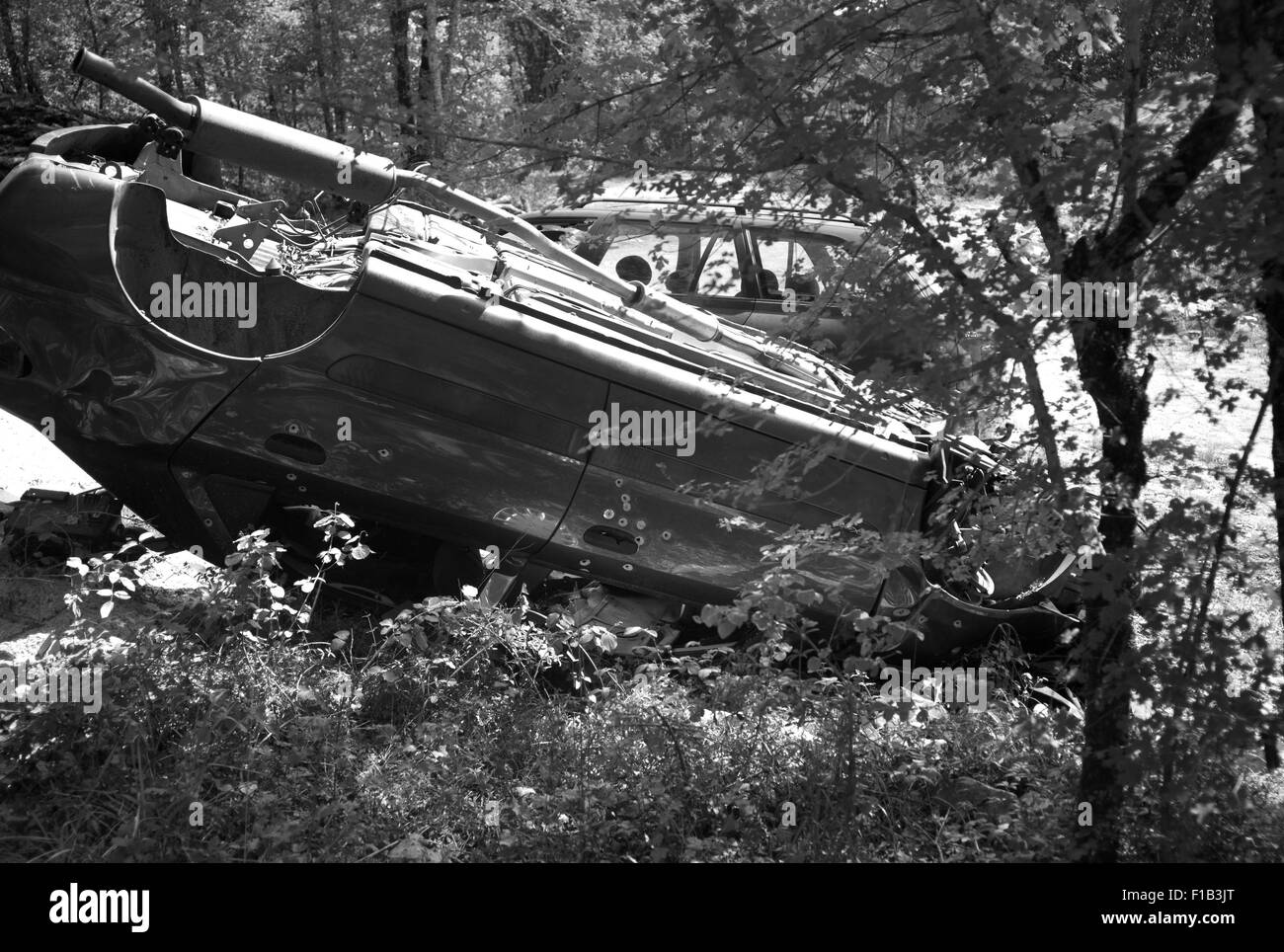 Trous de balle dans la porte de voiture abandonnée Banque D'Images