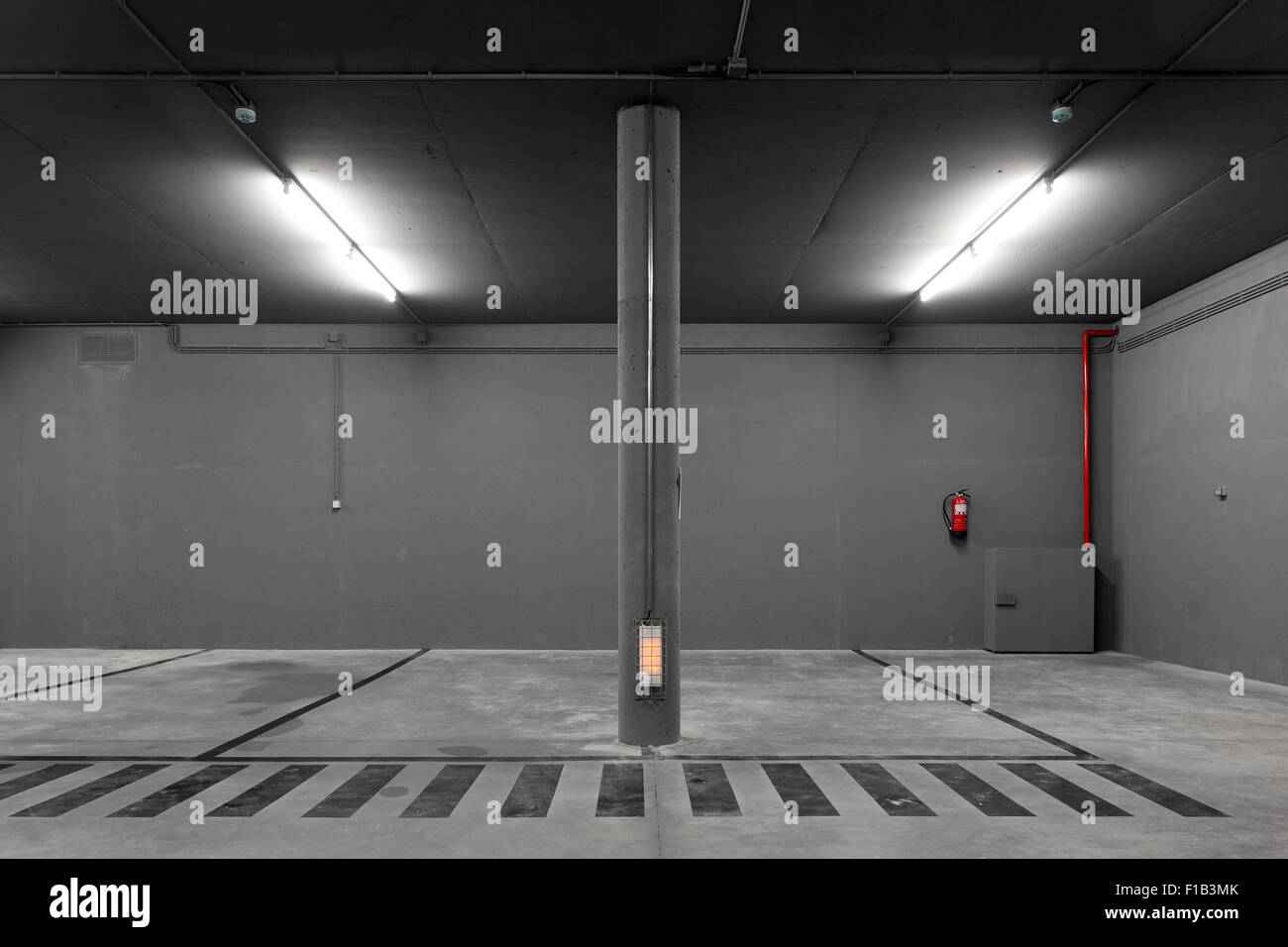 Parking de niveau inférieur. Palacio da Justicia de Gouveia, Gouveia, Portugal. Architecte : Barbosa & Guimaraes, 2011. Banque D'Images