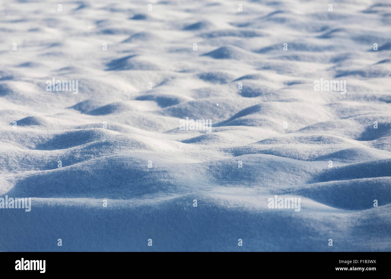 La neige, un terrain irrégulier avec la lumière et les zones sombres Banque D'Images