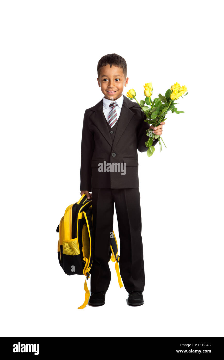 Smiling black première niveleuse-african boy en uniforme d'avec le sac à dos et bouquet de roses à son premier jour d'école Banque D'Images