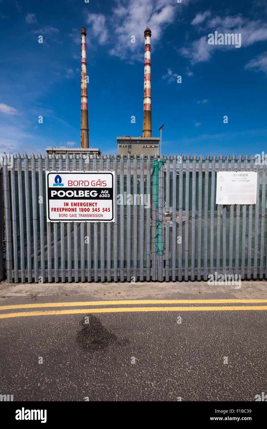 Les deux cheminées de la centrale électrique Poolbeg sur mur nord de Dublin, Dublin, Irlande. Banque D'Images