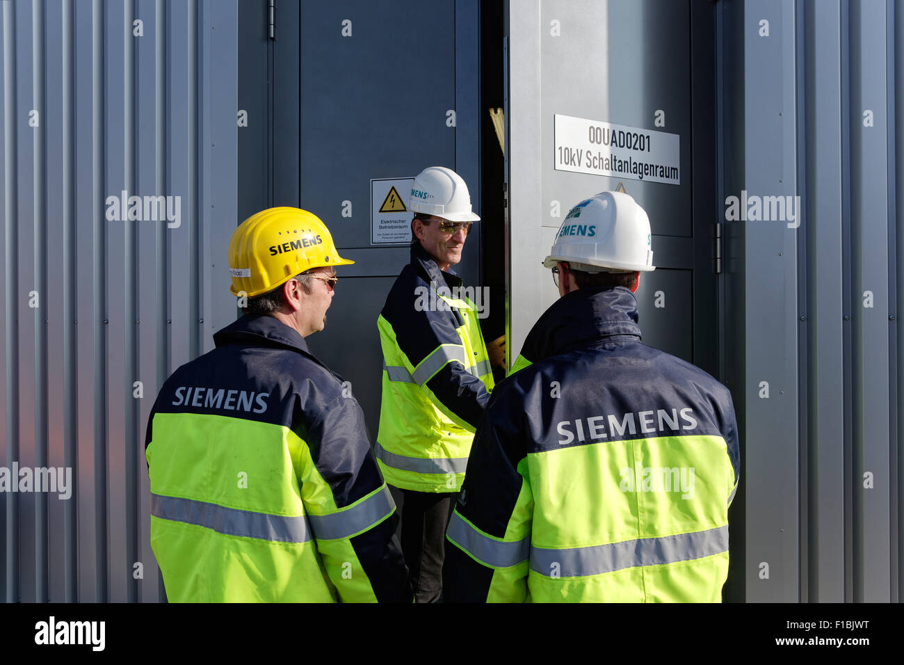 Ludwigsfelde, Allemagne, Siemens techniciens avant la bouilloire salle de  contrôle du centre de l'énergie propre Photo Stock - Alamy