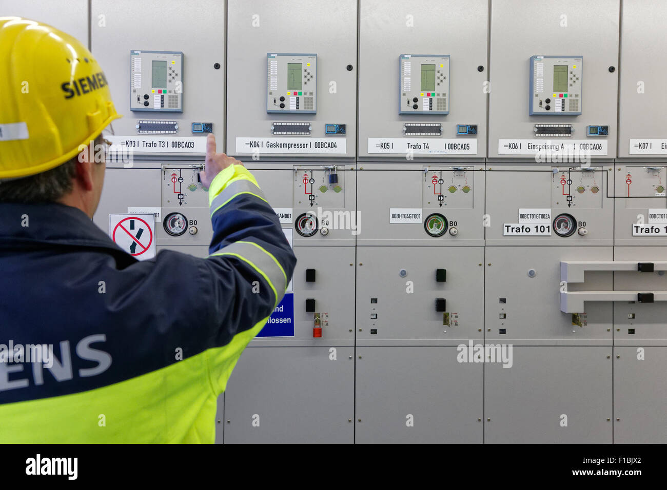 Ludwigsfelde, l'Allemagne, les techniciens de Siemens dans la salle de contrôle électrique de la Clean Energy Centre Banque D'Images