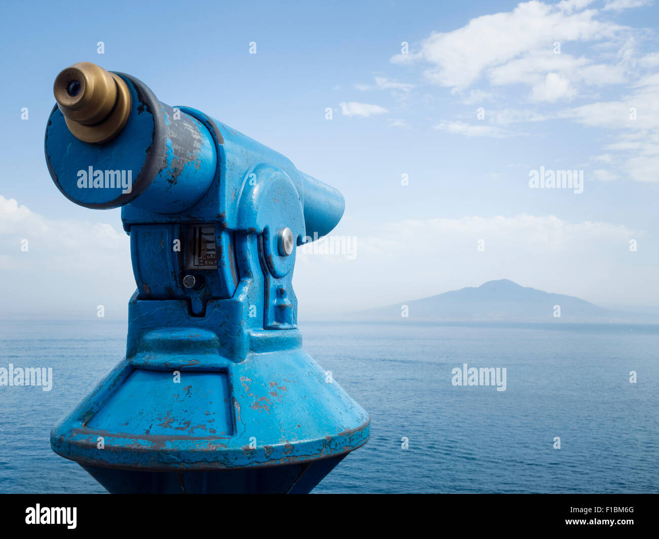 Pointage du télescope vers le volcan Vésuve sur la baie de parois abdominales de Sorrento, Italie Banque D'Images