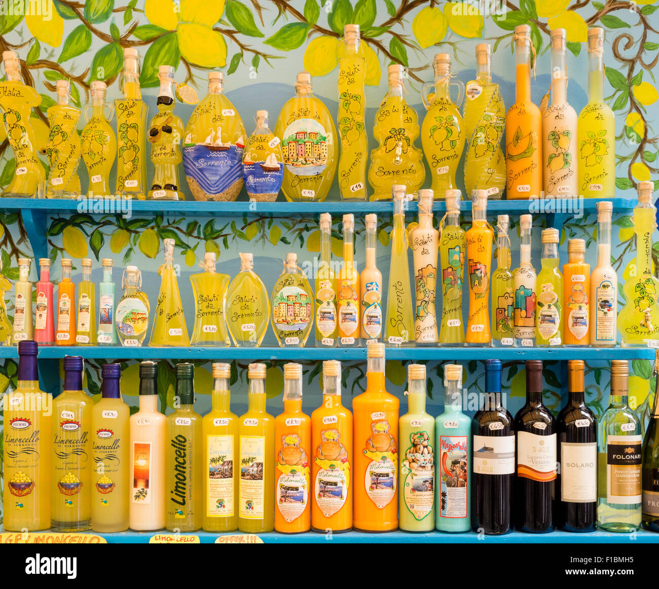 Bouteilles de limoncello en dehors d'un magasin à Sorrente Italie Banque D'Images