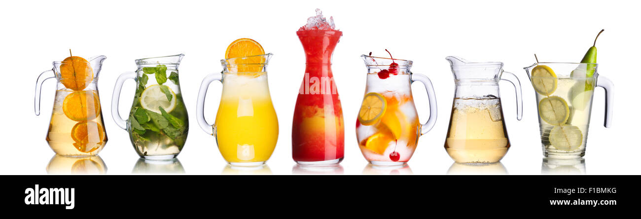 Variété de boissons cockatails pichets en verre Banque D'Images