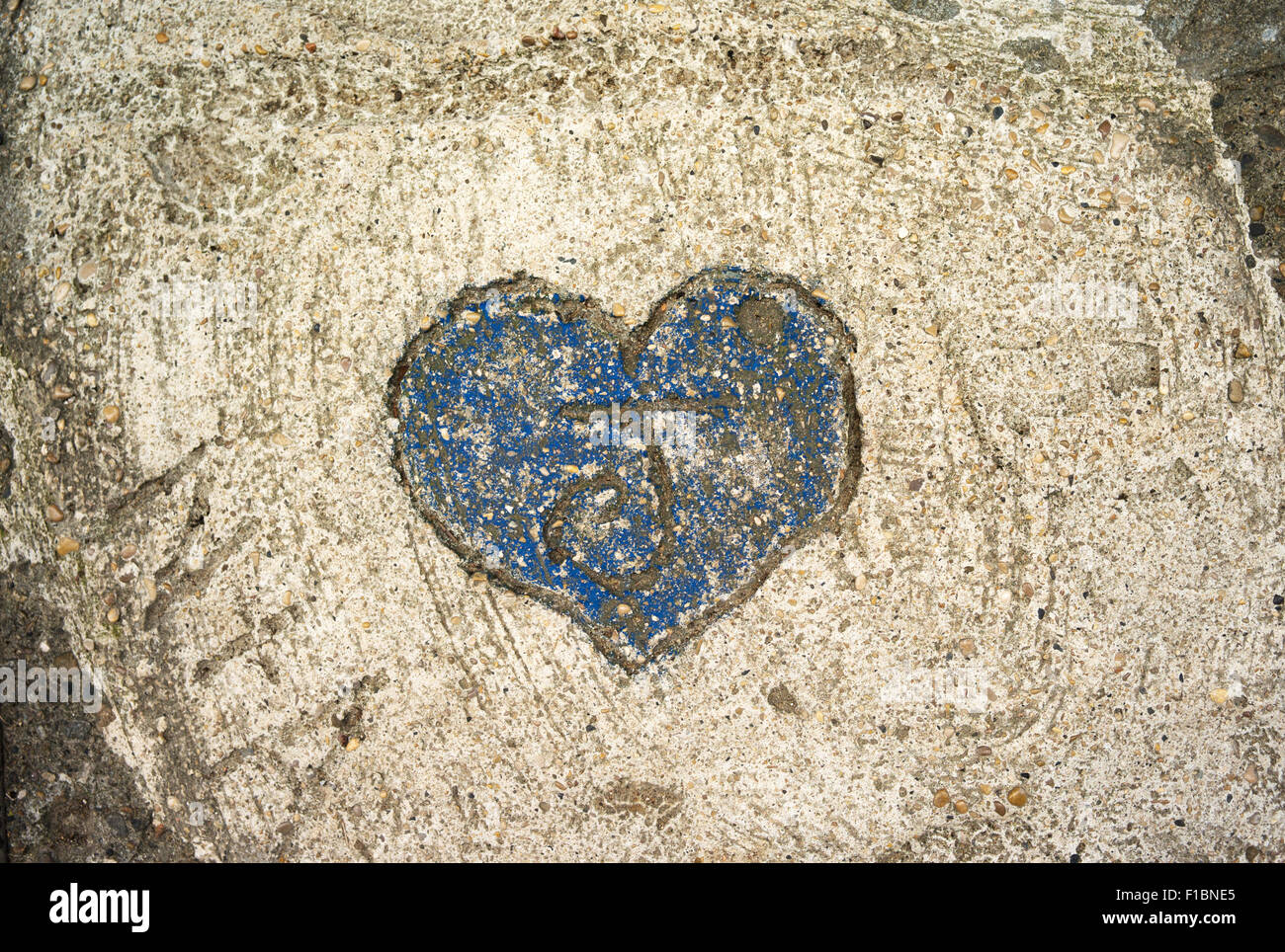 Lettre J en bleu coeur sur la masse, Sarlat, Dordogne, France Banque D'Images
