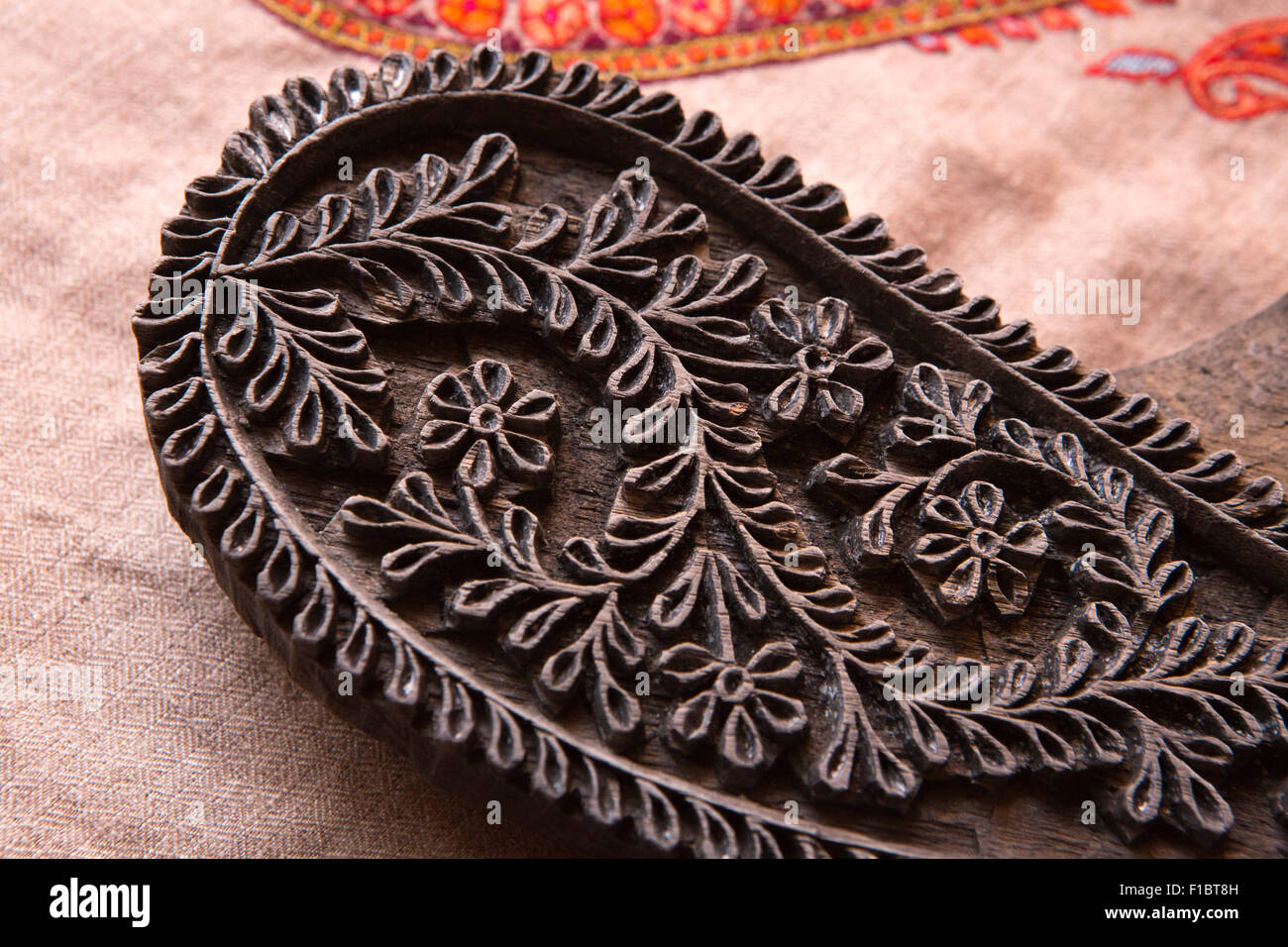 L'Inde, le Jammu-et-Cachemire, Srinagar, pashmina motif sculpté à la main emboidery bloc d'impression Banque D'Images