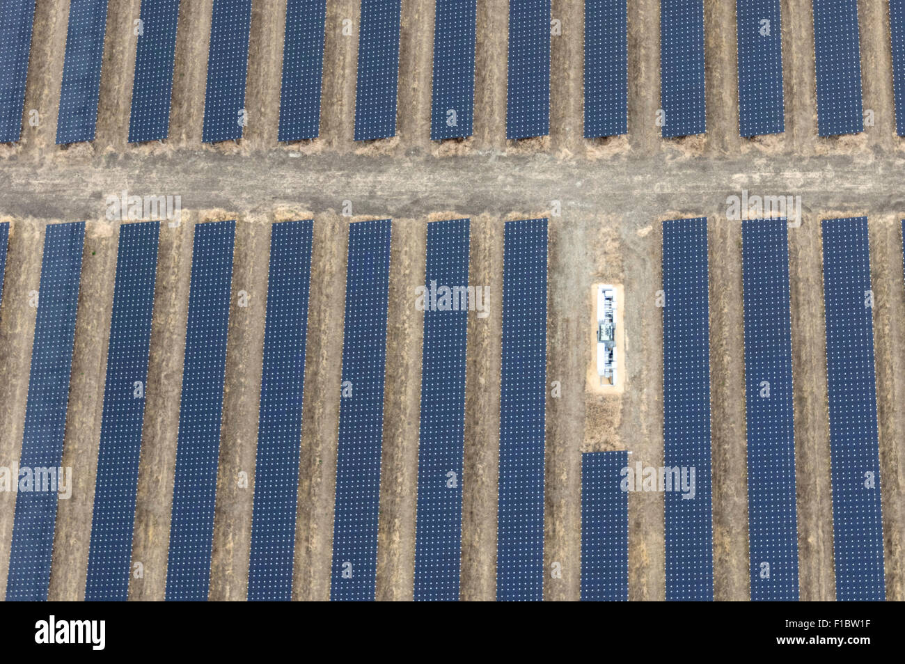 Ferme de panneaux solaires dans l'Oxfordshire UK Vue d'un ballon à air chaud Banque D'Images