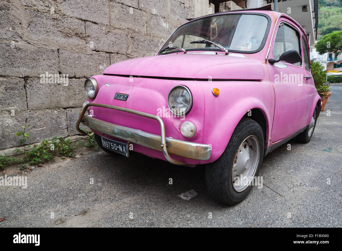 Lacco Ameno, Italie - 15 août 2015 : Fiat Nuova 500 vieux rose city voiture produite par le constructeur italien Fiat entre 1957 un Banque D'Images