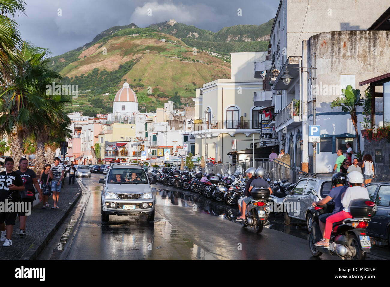 Forio, Italie - 16 août 2015 : rue humide après la pluie avec des voitures, des scooters et des gens à pied. Forio d'Ischia, Banque D'Images
