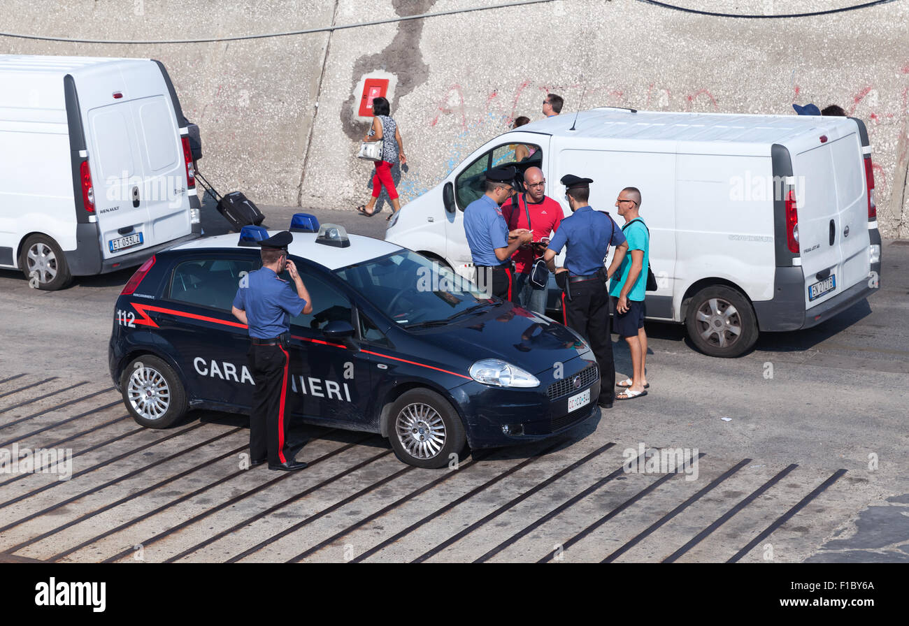 Ischia, Italie - 14 août 2015 : Des policiers italiens vérifier les documents des passants les hommes dans le port de Casamicciola Terme Banque D'Images