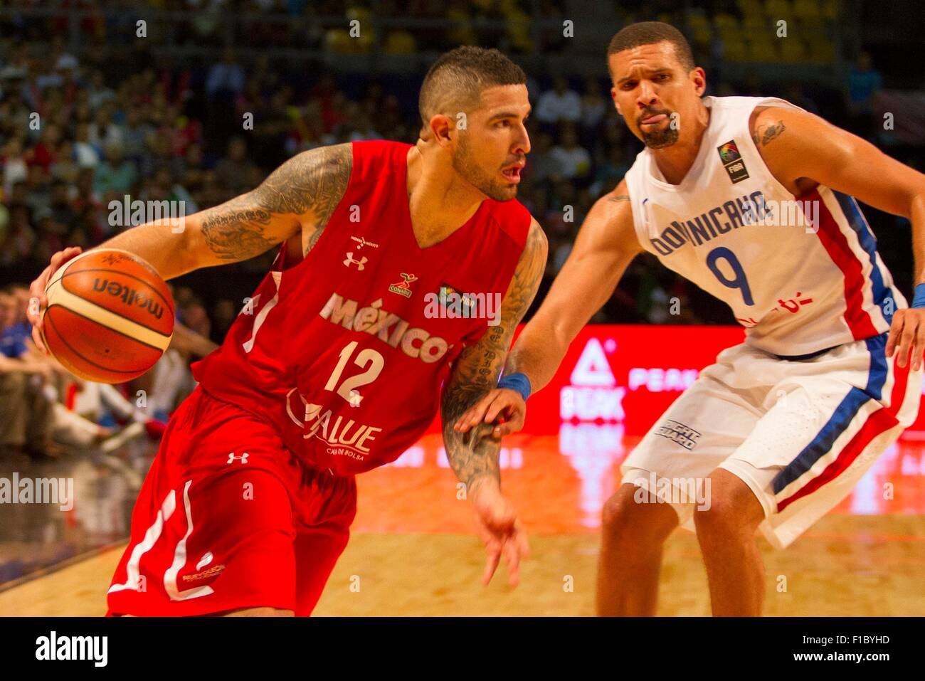 La ville de Mexico, Mexique. Août 31, 2015. Hector Hernandez (L) de l'homme sélection mexicaine, rivalise avec Francisco Garcia, de République Dominicaine, dans un match au cours de la FIBA 2015 Championnat de l'Amérique, dans la ville de Mexico, capitale du Mexique, le 31 août, 2015. Le Mexique a remporté le match 84-66 établi. © Isaias Hernandez/NOTIMEX/Xinhua/Alamy Live News Banque D'Images