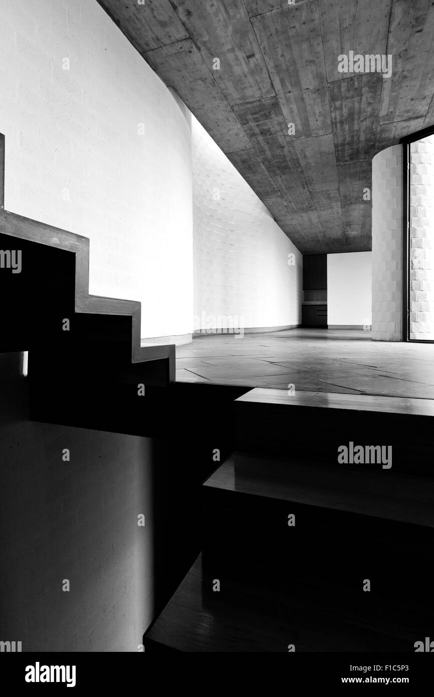 Villa moderne de l'intérieur, passage, escalier en bois Banque D'Images