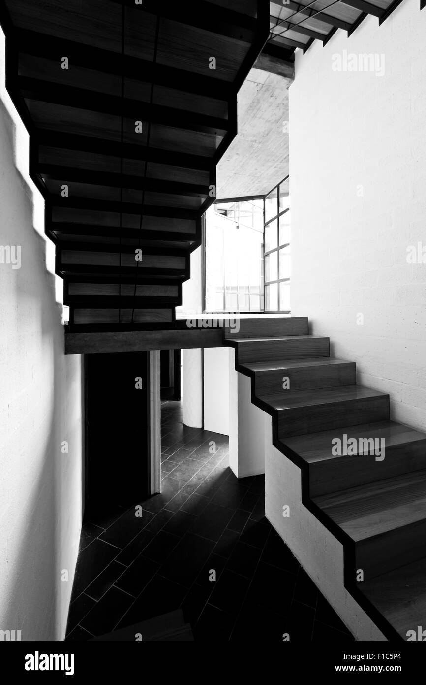 Villa moderne de l'intérieur, passage, escalier en bois Banque D'Images