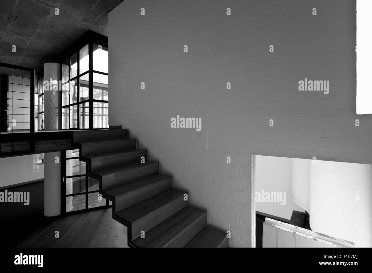 Villa moderne de l'intérieur, passage, escalier en bois Banque D'Images