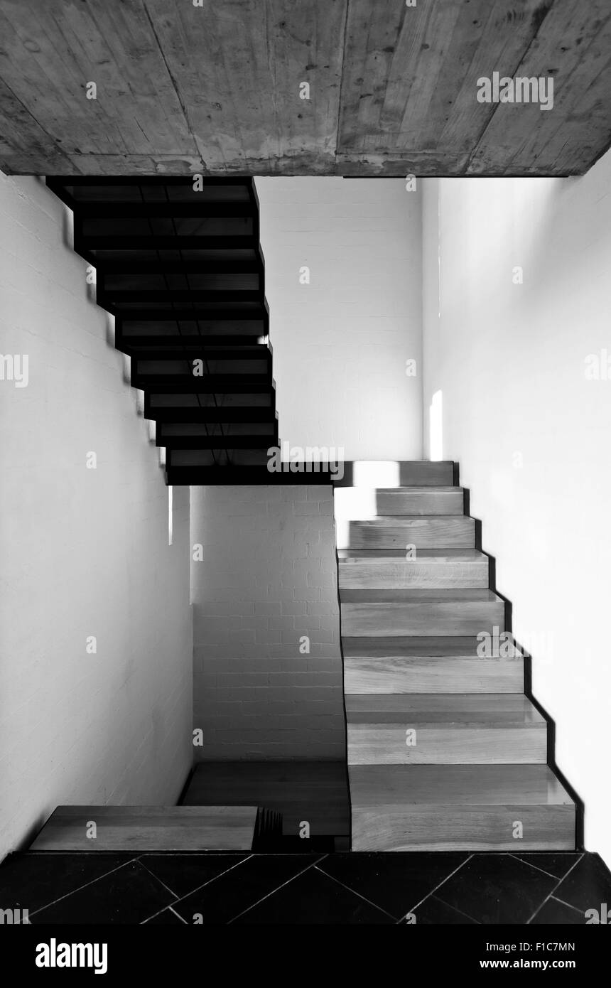 Villa moderne de l'intérieur, passage, escalier en bois Banque D'Images